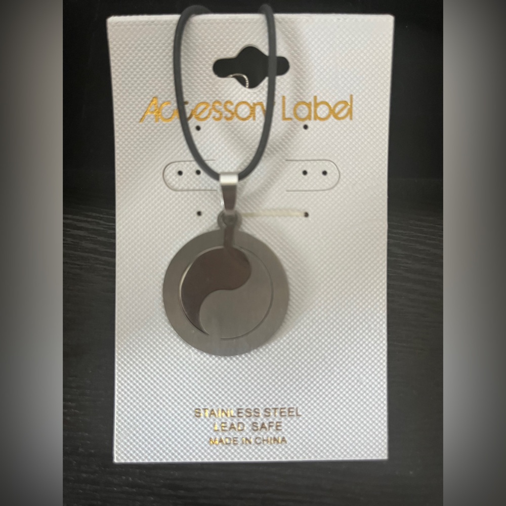 Necklace unisex.